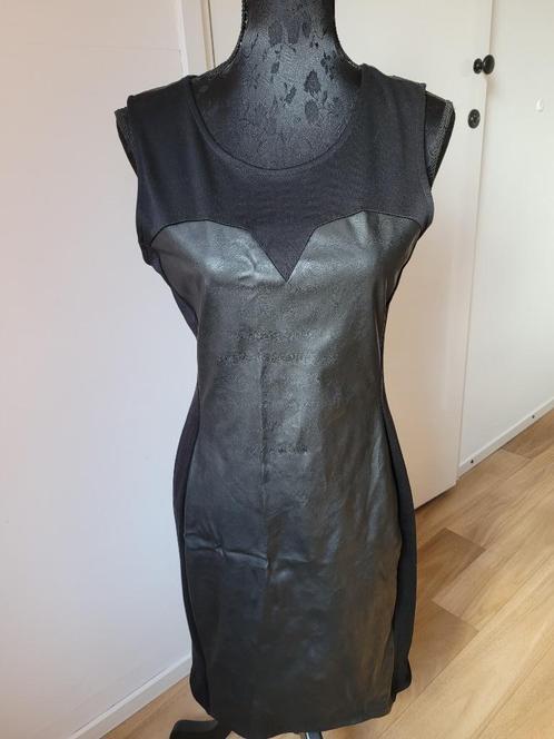 H&M zwarte jurk jurkje met nep leer maat 38 M zgan, Kleding | Dames, Jurken, Zo goed als nieuw, Maat 38/40 (M), Zwart, Knielengte