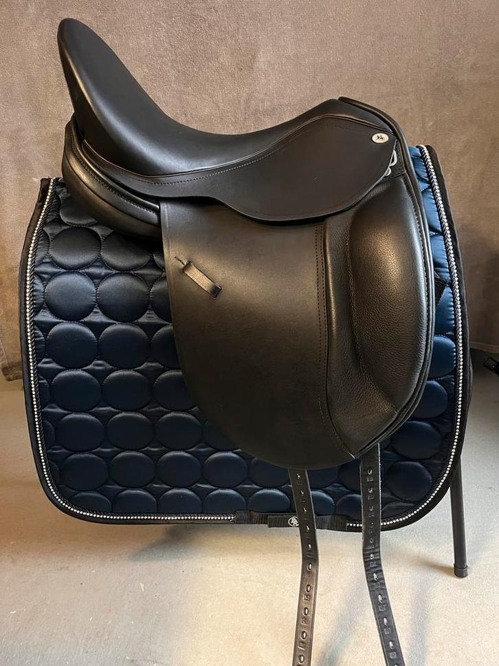 Kavalkade Athene dressuurzadel Inch: 17,5 Boommaat: wijd, Dieren en Toebehoren, Paarden en Pony's | Zadels, Zo goed als nieuw