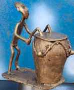 Ashanti, Ghana.  Man met trommel. Brons. 12 cm, Antiek en Kunst, Ophalen
