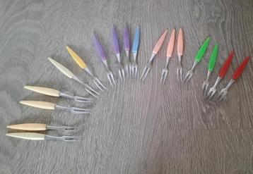 17 vrolijk gekleurde  vintage coctail vorkjes beschikbaar voor biedingen