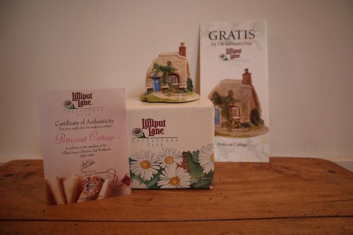 Lilliput Lane collectors club 1994 1995 Petticoat Cottage, Verzamelen, Beelden en Beeldjes, Zo goed als nieuw, Overige typen, Ophalen of Verzenden