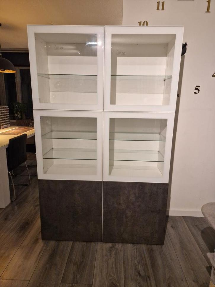 Ikea besta vitrinekast wit/betonlook, Huis en Inrichting, Kasten | Vitrinekasten, Zo goed als nieuw, 150 tot 200 cm, 100 tot 150 cm