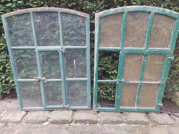 Twee zeer mooie unieke te openen gietijzeren stalramen., Doe-het-zelf en Verbouw, Glas en Ramen, Zo goed als nieuw, Gevelraam of Ruit