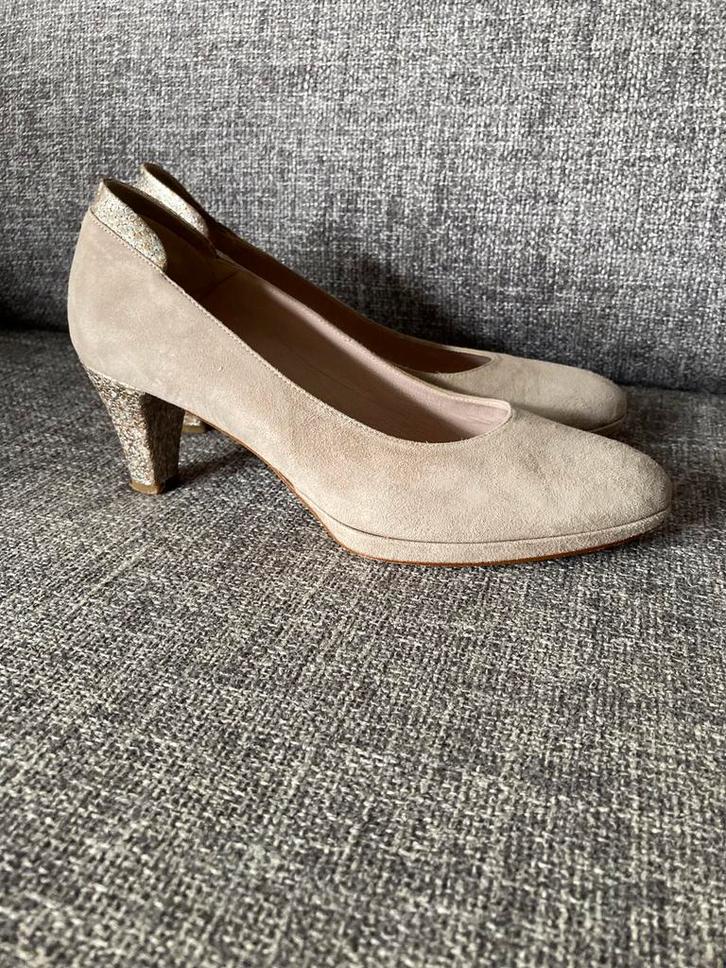 LILIAN Zandkleurige Leren Pumps Maat 40, Kleding | Dames, Schoenen, Zo goed als nieuw, Pumps, Beige, Ophalen of Verzenden