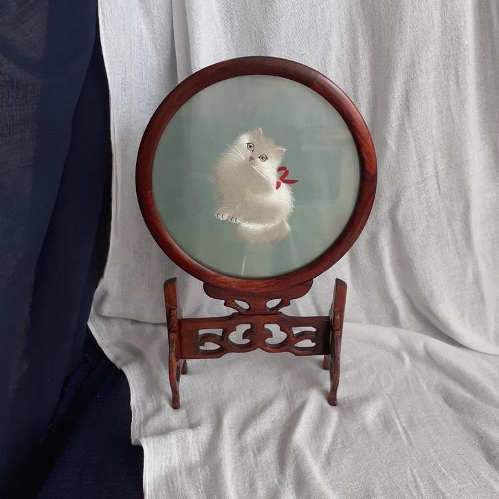 Geborduurd katje in een houten lijst, Huis en Inrichting, Woonaccessoires | Schilderijen, Tekeningen en Foto's, Zo goed als nieuw