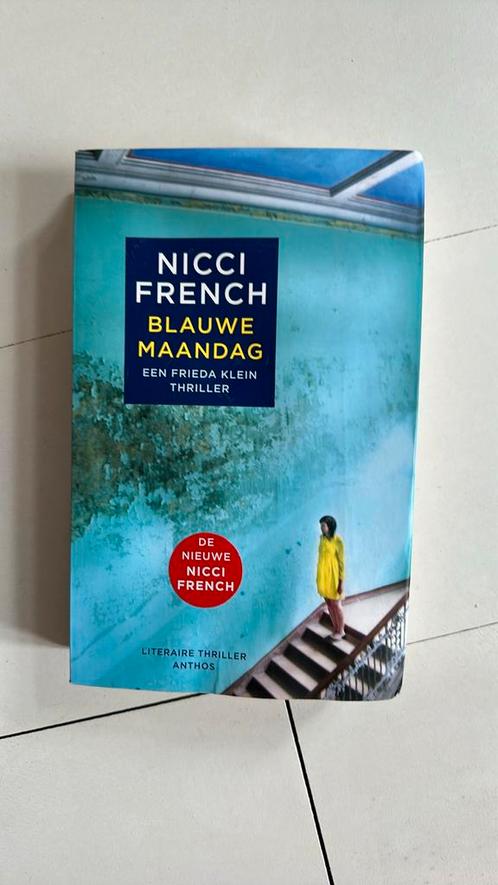 Nicci French - Blauwe maandag, Boeken, Thrillers, Gelezen, Nederland, Ophalen of Verzenden
