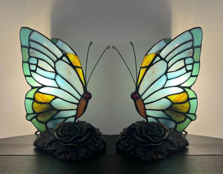 2 beschikbaar! Glas in lood tiffany stijl vlinder lampen, Huis en Inrichting, Lampen | Tafellampen, Minder dan 50 cm, Glas, Ophalen of Verzenden