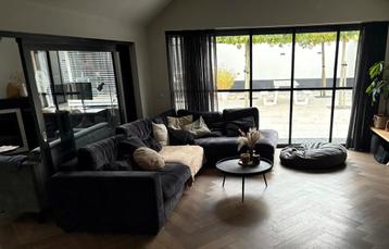 Ruime velvet zwarte hoekbank 330 cm beschikbaar voor biedingen