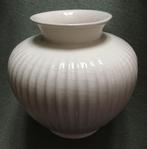 Klassiek Velsen (Delfts) keramiek bolvormig ribbelvaas, Wit, Aardewerk of Porselein, Ophalen of Verzenden, Zo goed als nieuw