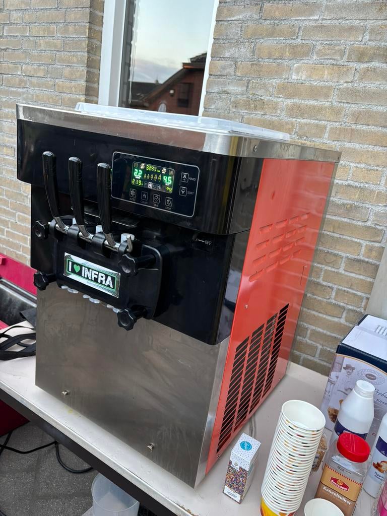Softijsmachine huren? – Ijsmachine voor feestjes & events!, Witgoed en Apparatuur, IJsmachines, Ophalen, Zo goed als nieuw, Zelfvriezend
