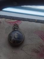 Prachtig klein oud medaillon met foto's moeder/zus? dochter, Sieraden, Tassen en Uiterlijk, Antieke sieraden, Ophalen of Verzenden
