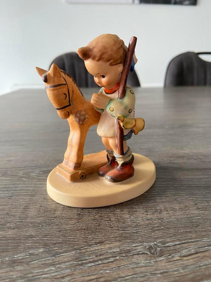 Goebel Porseleinen Beeldje - Jongen met Hobbelpaard #61 20, Antiek en Kunst, Antiek | Porselein, Ophalen of Verzenden