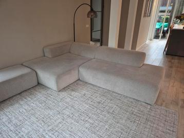 Bank beige met hocker  beschikbaar voor biedingen