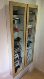 2 hangende vitrinekasten Ikea Bertby, Huis en Inrichting, Kasten | Vitrinekasten, Ophalen, Minder dan 50 cm, Met deur(en), Glas