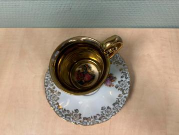 Mooi kopje met schoteltje beschikbaar voor biedingen