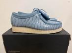 Te koop nieuwe Clarks Wallabee Powder Blue Croc, Kleding | Dames, Schoenen, Nieuw, Ophalen of Verzenden, 123@home.nl, Clarks