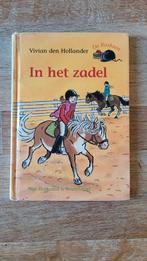 Vivian den Hollander - De Roskam: In het zadel (AVI M4), Ophalen of Verzenden, Gelezen, Vivian den Hollander, Fictie algemeen