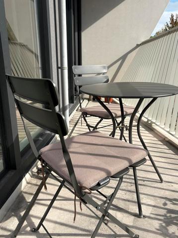Set met tafel, twee stoelen en kussens voor op balkon/ tuin beschikbaar voor biedingen