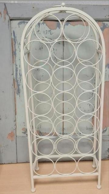 Landelijk metalen wijnrek  beschikbaar voor biedingen