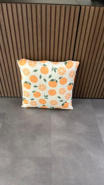 Decoratief kussen met sinaasappelprint – zomerse eyecatcher beschikbaar voor biedingen