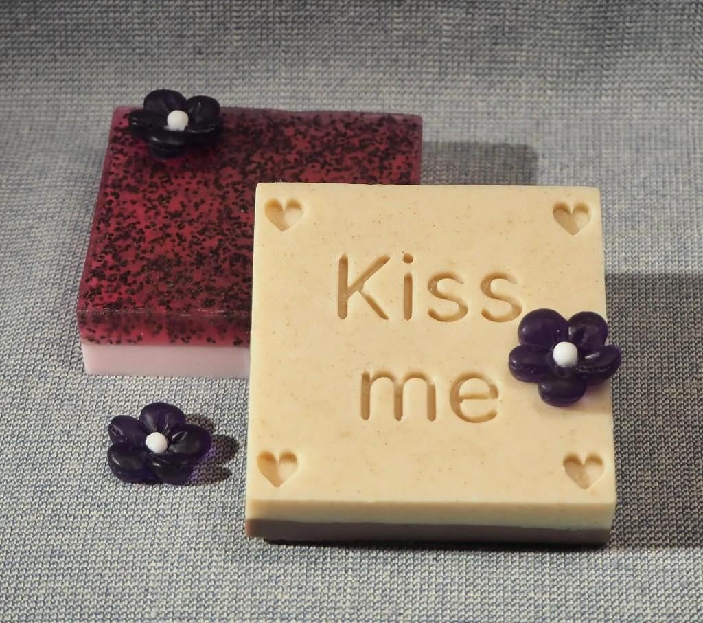 Valentijn cadeau – Handgemaakte “Kiss Me” zeep in giftbox, Ophalen of Verzenden, Nieuw, Feestartikel, Valentijn of Romantisch