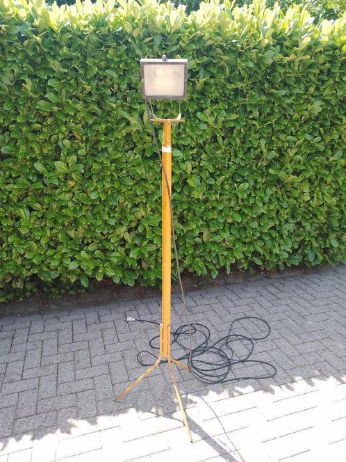 Bouwlamp op ijzeren standaard, Doe-het-zelf en Verbouw, Bouwverlichting, Gebruikt, Overige typen, 200 tot 500 watt, Met statief