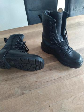 Zo goed als nieuwe waterdichte leger boots, maat 42 beschikbaar voor biedingen