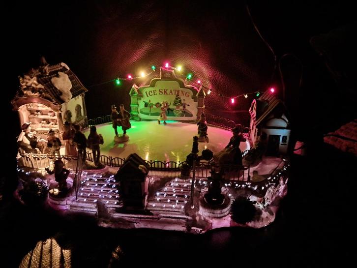 Kerst Schaatsbaan met echte schaatsers 42cmx28cm., Diversen, Kerst, Zo goed als nieuw, Ophalen of Verzenden