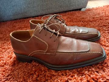 Bruine lederen schoenen beschikbaar voor biedingen