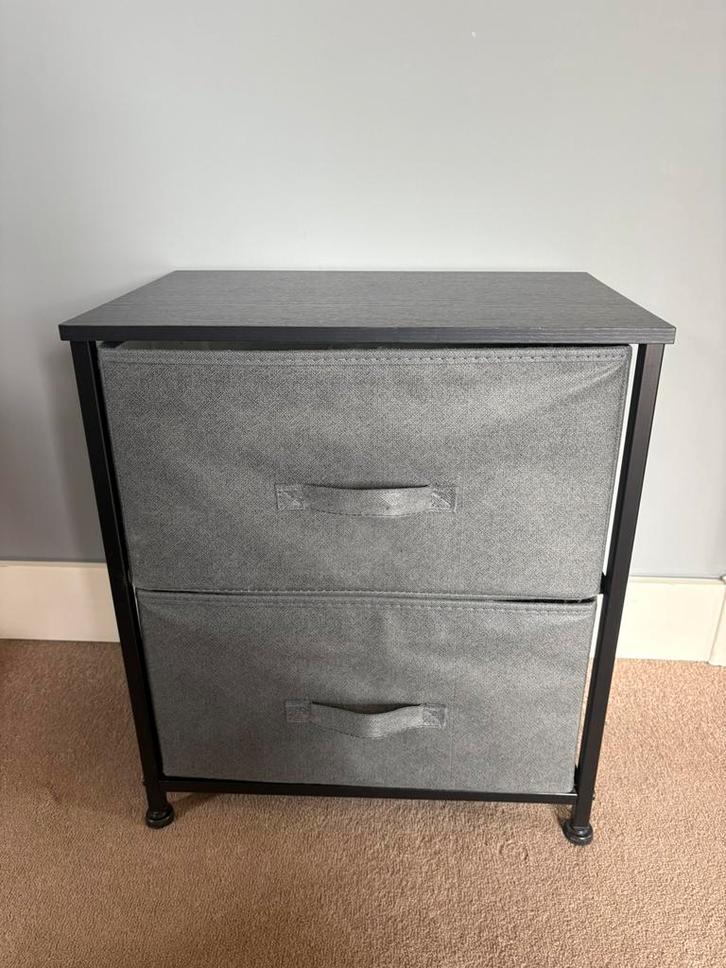 Zwart ladekastje met 2 grijze stoffen lades 51 cm hoog, Huis en Inrichting, Kasten | Ladekasten, Gebruikt, Minder dan 100 cm, Minder dan 50 cm