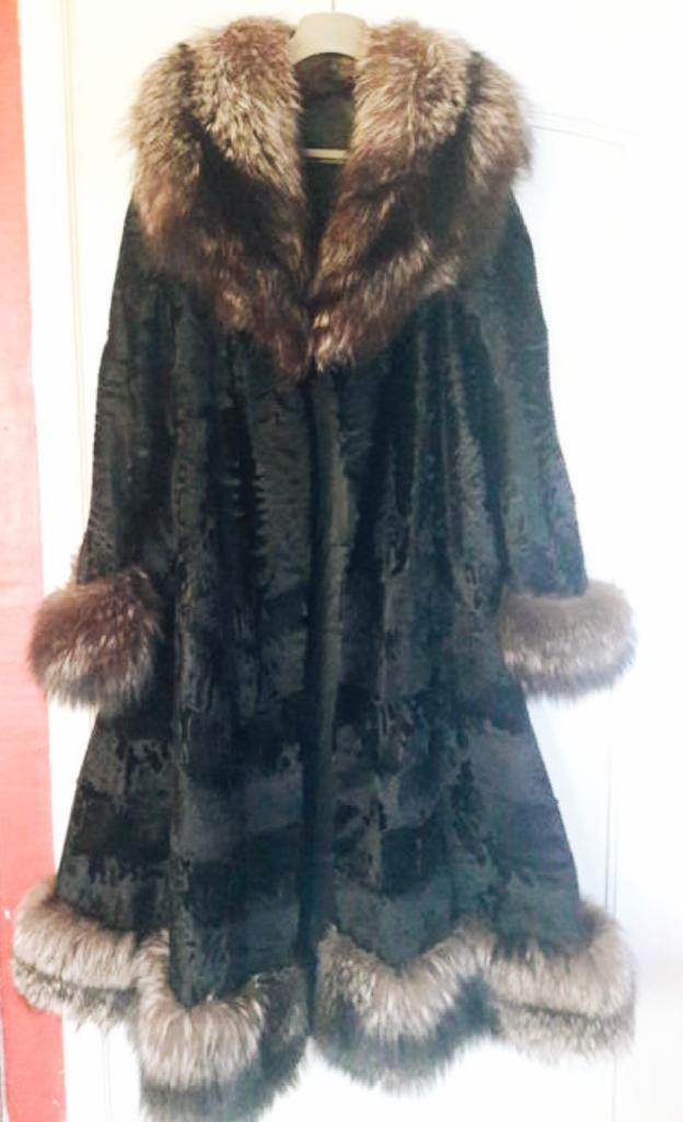 Zwakara Breitsczwants lange jas met vossen kraag, Kleding | Dames, Jassen | Winter, Zo goed als nieuw, Maat 38/40 (M), Zwart, Ophalen of Verzenden