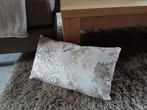 Te koop: Mooi beige hotelchique kussen 48 x 25 cm, Ophalen of Verzenden, Zo goed als nieuw, Beige, Rechthoekig