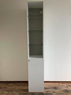 Witte kast met deurtje en glazen planken, Ophalen, Minder dan 50 cm, Gebruikt, Glas