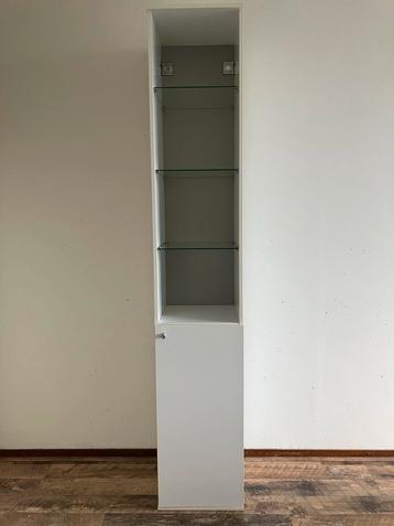 Witte kast met deurtje en glazen planken beschikbaar voor biedingen