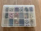 Kralendoos 18 vakjes gevuld met kralen, Hobby en Vrije tijd, Kralen en Sieraden maken, Ophalen of Verzenden, Zo goed als nieuw