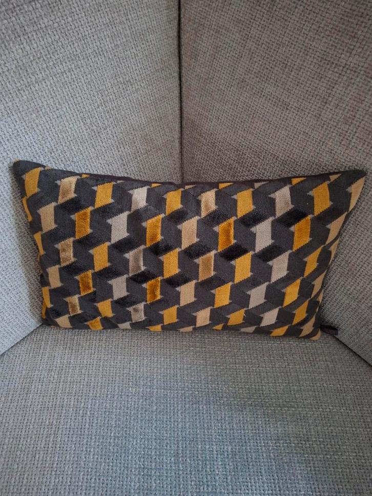 Decoratief sierkussen van Claudi, Huis en Inrichting, Woonaccessoires | Kussens, Zo goed als nieuw, Overige kleuren, Rechthoekig