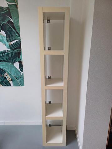 gratis af te halen Ikea Lack kast, ook zwevend te gebruiken 