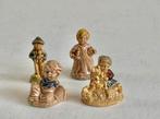 4 porseleinen miniatuur beeldjes van kinder figuurtjes, Verzamelen, Beelden en Beeldjes, Ophalen of Verzenden, Zo goed als nieuw