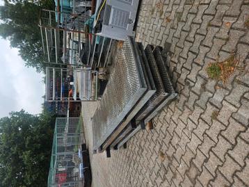 4 gegalvaniseerd ijzeren loopplatformen   beschikbaar voor biedingen