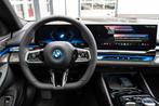 BMW i5 eDrive40 M Sport / Panoramadak / Adaptieve LED / M Mu, Auto's, BMW, Automaat, 2095 kg, Achterwielaandrijving, Zwart
