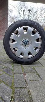 Winterbanden set met vw wieldoppen, Auto-onderdelen, Ophalen, Gebruikt, 15 inch, Banden en Velgen