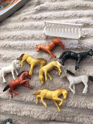 Speelgoed kleine veulentjes/ diertjes en bankje. beschikbaar voor biedingen