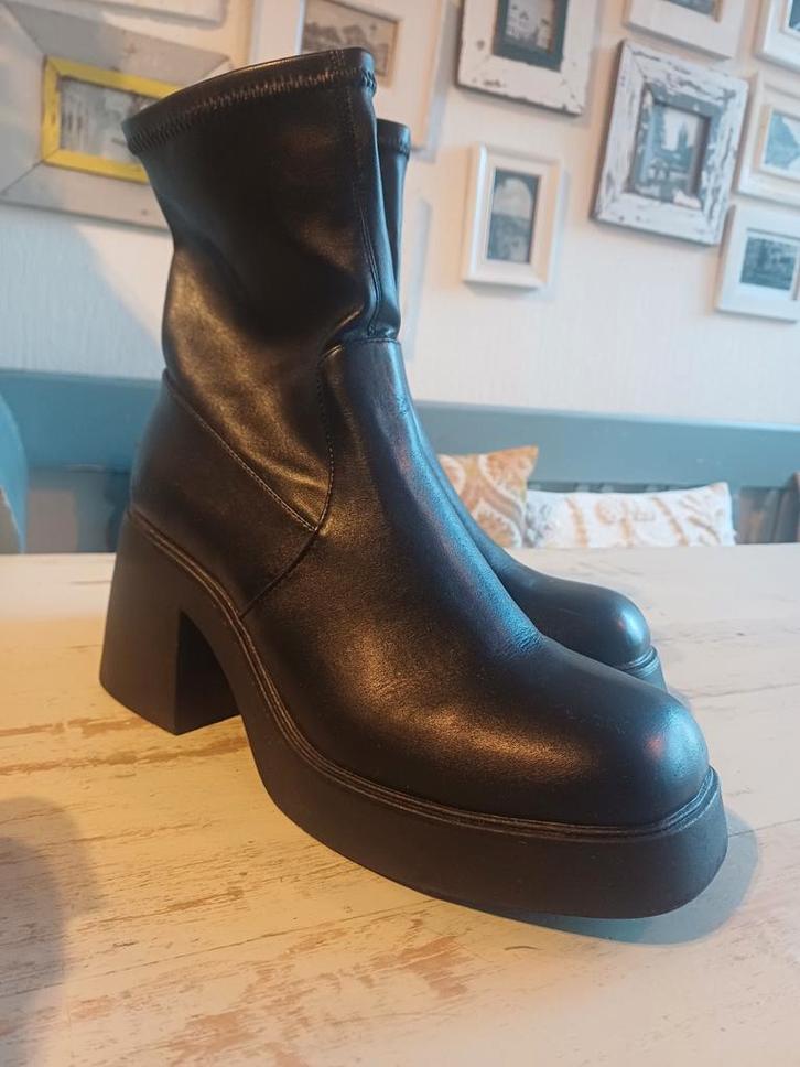 Omoda Enkellaarzen Maat 42, Kleding | Dames, Schoenen, Zo goed als nieuw, Lage of Enkellaarzen, Zwart, Ophalen of Verzenden