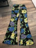 Colourful Rebel flared pants geel/blauwe bloem, maat L, Kleding | Dames, Broeken en Pantalons, Ophalen of Verzenden, Zo goed als nieuw