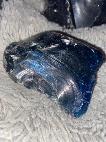 Ruwe Obsidiaan Mineraal beschikbaar voor biedingen