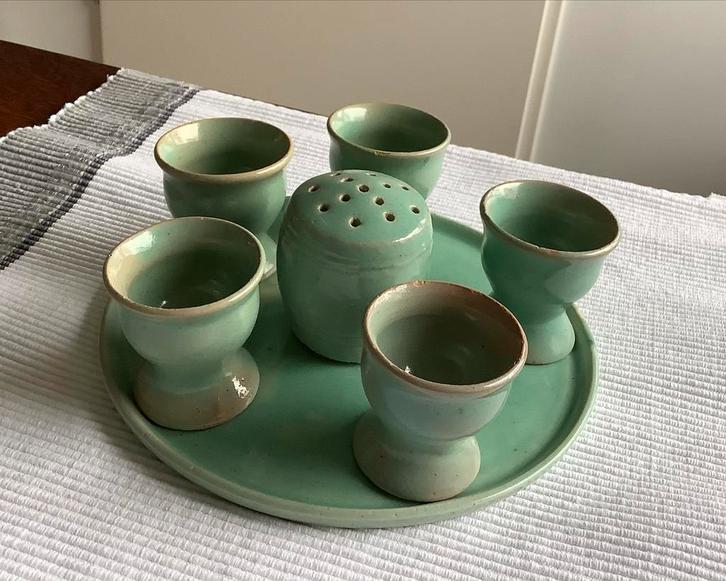 Vintage groene Eierdopjes Set op Plateau, Antiek en Kunst, Antiek | Keramiek en Aardewerk, Ophalen of Verzenden