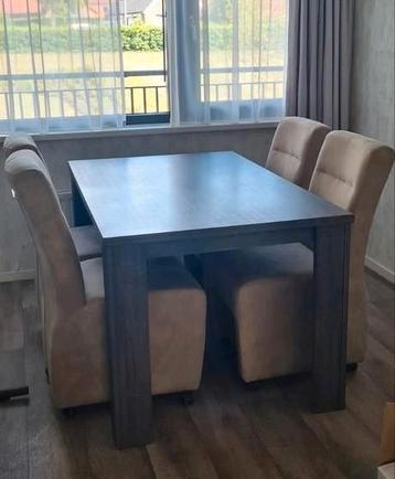 Eettafel en 4 stoelen ( verrijdbaar) beschikbaar voor biedingen