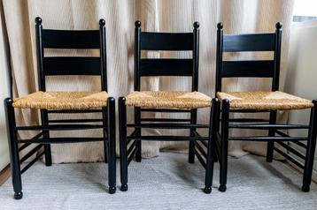 Landelijke eettafel stoelen zwart met rotan beschikbaar voor biedingen