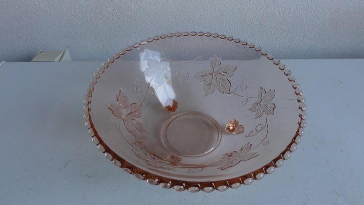Schaal, roze glazen schaal op pootjes, ouderwets, vintage, Antiek en Kunst, Antiek | Glas en Kristal, Ophalen of Verzenden