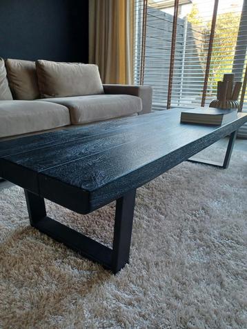 Zwarte houten salontafel met ijzeren onderstel beschikbaar voor biedingen